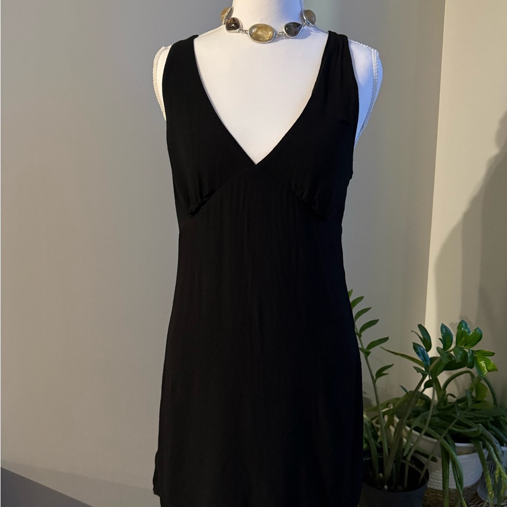 Black Sleeveless V-Neck Shift Dress